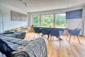 Tv, eldstad och kontor
