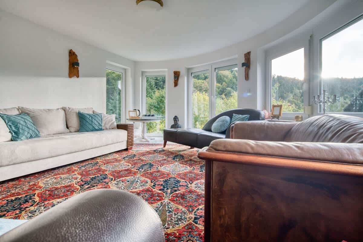 Televisión, chimenea y oficina 