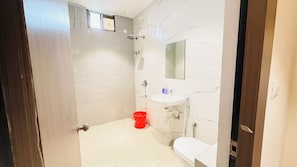 Superior Room | Bathroom | Shower, free toiletries, towels, soap