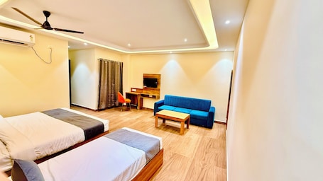 Family Room | Desk, free WiFi