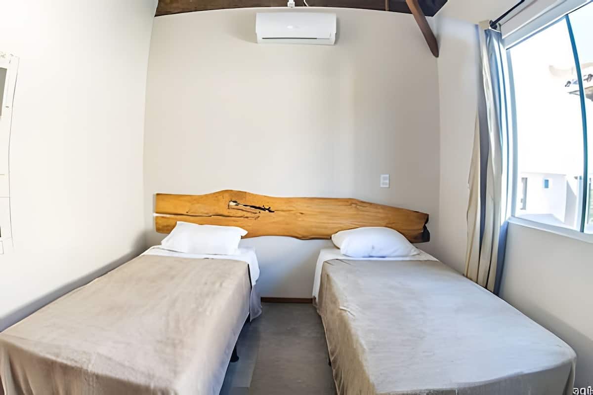 Espaço de trabalho para notebook, Wi-Fi de cortesia, roupa de cama