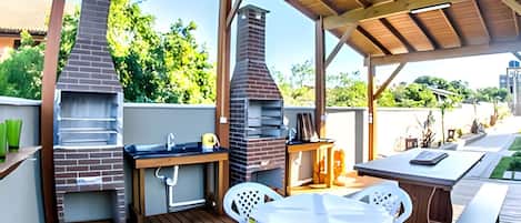 Traditional Apartment | Outdoor dining