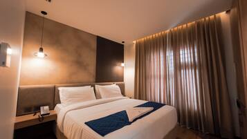 Suite estudio | Caja de seguridad en la habitación y escritorio