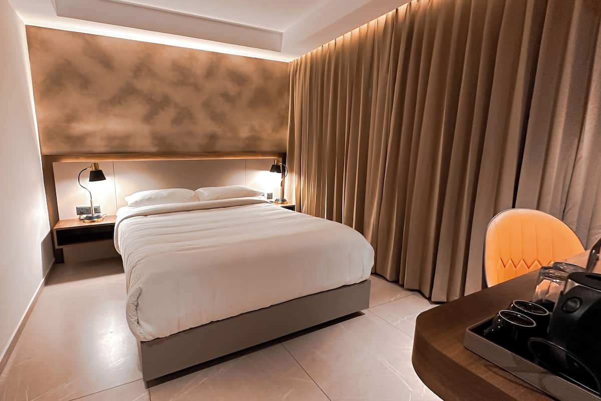 Deluxe Tek Büyük Yataklı Oda | Odada kasa, masa, dizüstü bilgisayar çalışma alanı, ses yalıtımı 