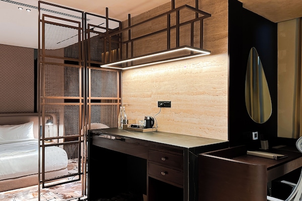 Honeymoon Suite