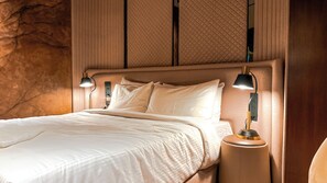 蜜月套房 | 客房内保险箱、办公桌、笔记本电脑工作区、隔音