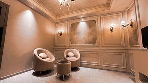 Suite Presidenziale | Una cassaforte in camera, una scrivania, postazione laptop