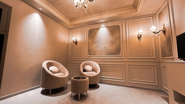 Presidential-sviitti | Tallelokero huoneessa, työpöytä