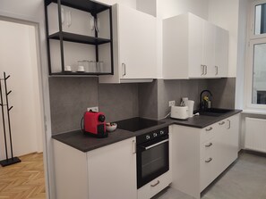 Fridge, oven, stovetop, dishwasher