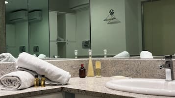 Secador de pelo, toallas, jabón, papel higiénico