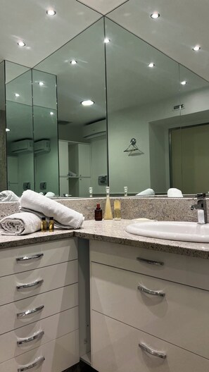 ヘアドライヤー、タオル、石鹸、トイレットペーパー