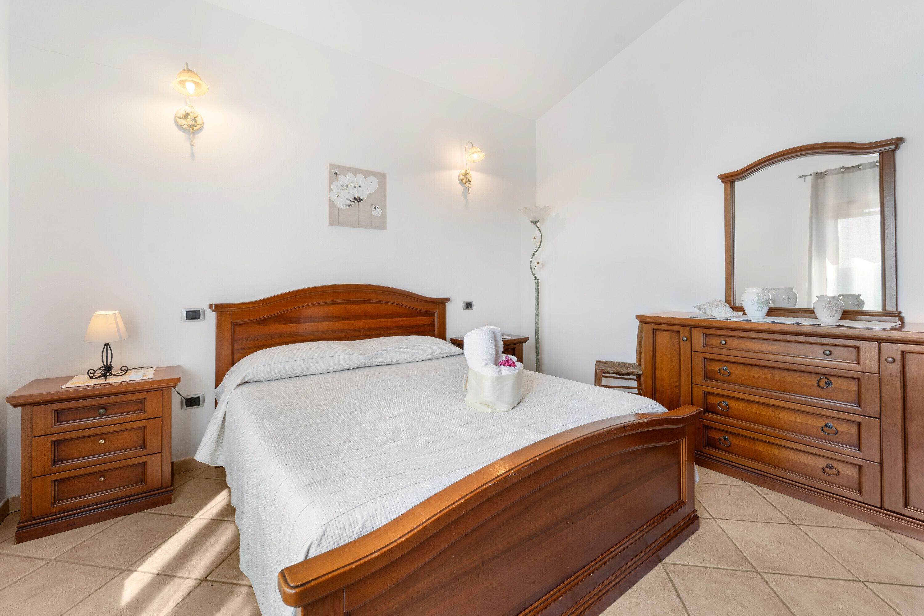 Tabla de planchar con plancha, wifi, ropa de cama