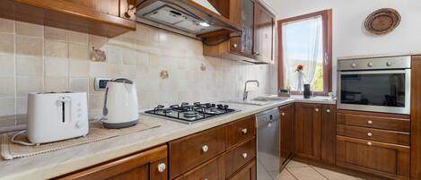 Frigorifero, forno, piano cottura, lavastoviglie