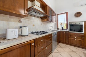 Fridge, oven, stovetop, dishwasher