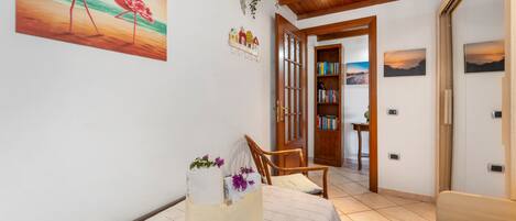 Iron/ironing board, WiFi, bed sheets