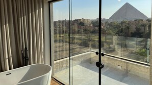 套房, 陽台 (Prestige HotTub Panorama Pyramid View) | 高級寢具、羽絨被、免費迷你吧、免費無線上網