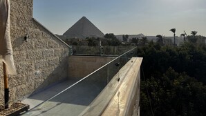 經典套房, 陽台, 城市景觀 (Private Terrace Partial Pyramid View) | 高級寢具、羽絨被、免費迷你吧、免費無線上網