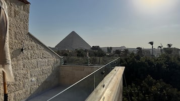 Classic-Suite, Balkon, Stadtblick (Private Terrace Partial Pyramid View) | Hochwertige Bettwaren, Daunenbettdecken, kostenlose Minibar