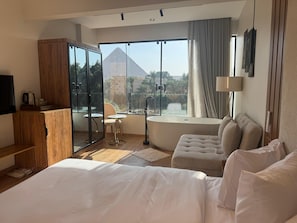 Suite Signature, bañera de hidromasaje (Panoramic Pyramid) | Ropa de cama de alta calidad y edredones de plumas