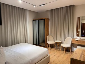 Junior Suite with Private Terrace City View | Premium bedding, down comforters, free minibar, free WiFi - Palacio Pyramids Hotel (Giza)