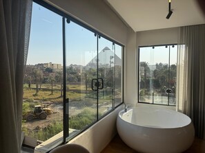 Luxury-Suite, Whirlpool (Panoramic Pyramid) | Hochwertige Bettwaren, Daunenbettdecken, kostenlose Minibar