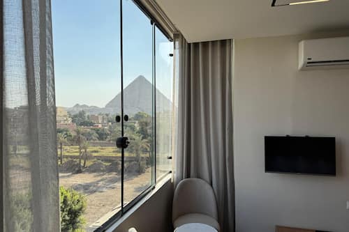 Prestige Suite with Hot Tub Balcony Panorama Pyramid View