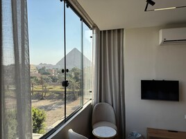 Prestige Suite with Hot Tub Balcony Panorama Pyramid View | Premium bedding, down comforters, free minibar, free WiFi