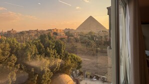 行政套房, 陽台, 城市景觀 (Hot Tub Side Pyramid View) | 高級寢具、羽絨被、免費迷你吧、免費無線上網