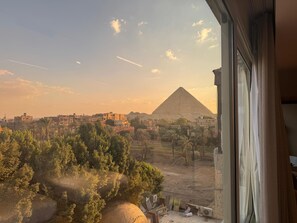 Executive Suite with Hot Tub Side Pyramid View and Balcony City View | Premium bedding, down comforters, free minibar, free WiFi - Palacio Pyramids Hotel (Giza)