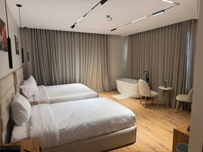 Executive Suite with Hot Tub Side Pyramid View and Balcony City View | Premium bedding, down comforters, free minibar, free WiFi - Palacio Pyramids Hotel (Giza)