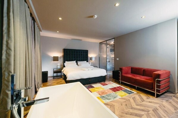 Deluxe Double Room, Bathtub