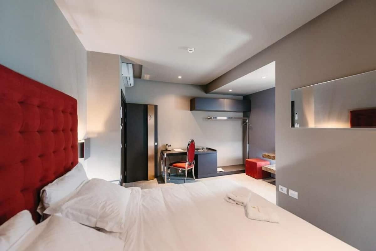 Habitació doble Deluxe, balcó | Caixa forta a l'habitació, habitacions insonoritzades i wifi gratuïta