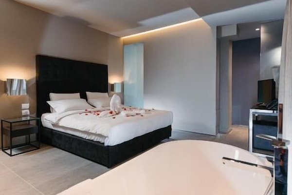 Deluxe Double Room, Bathtub | In-room safe, soundproofing, WiFi (free)