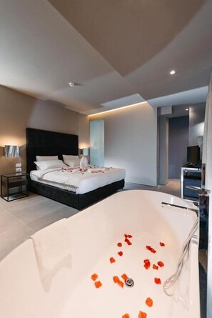 Deluxe Double Room, Bathtub