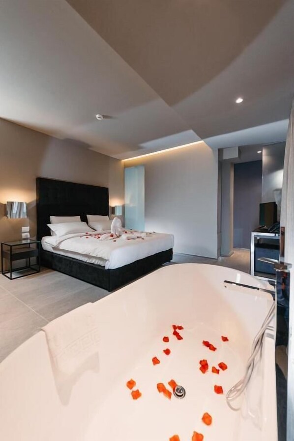 Deluxe Double Room, Bathtub | In-room safe, soundproofing, free WiFi
