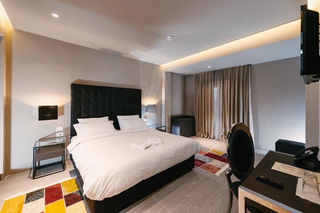 In-room safe, soundproofing, WiFi (free)