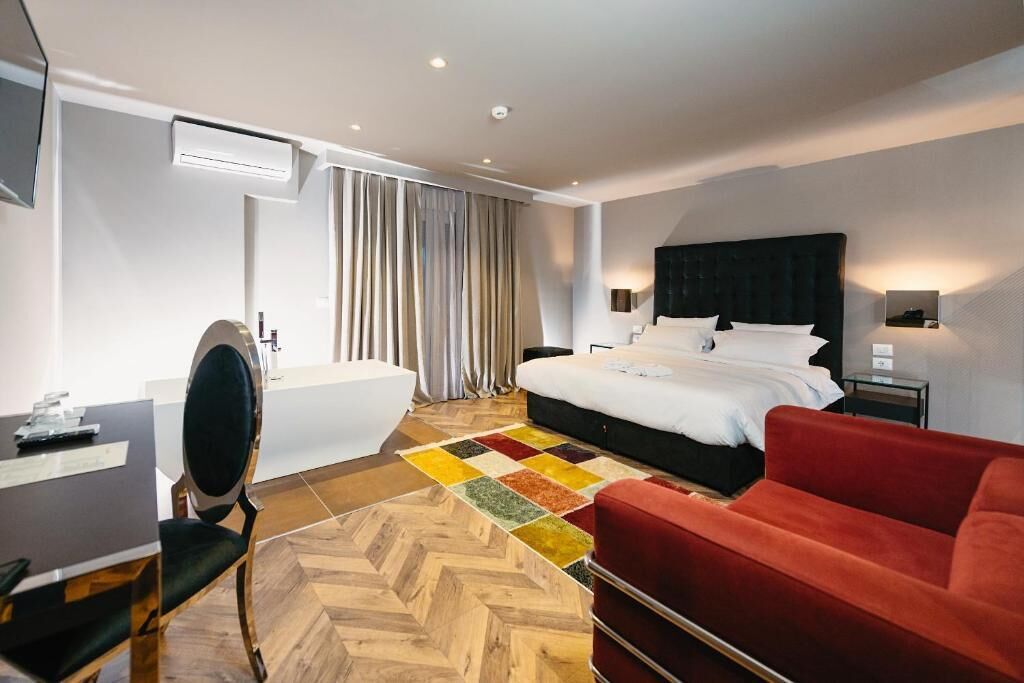 In-room safe, soundproofing, WiFi (free)