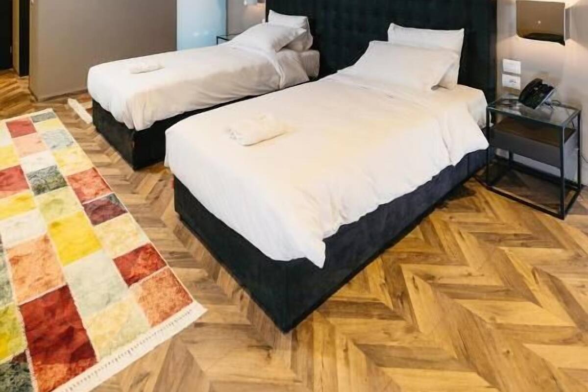 Habitació amb dos llits individuals Deluxe, balcó | Caixa forta a l'habitació, habitacions insonoritzades i wifi gratuïta