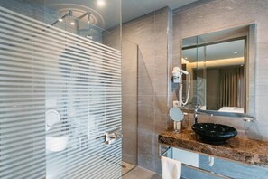 Chambre Double Deluxe, balcon | Salle de bain | Chaussons