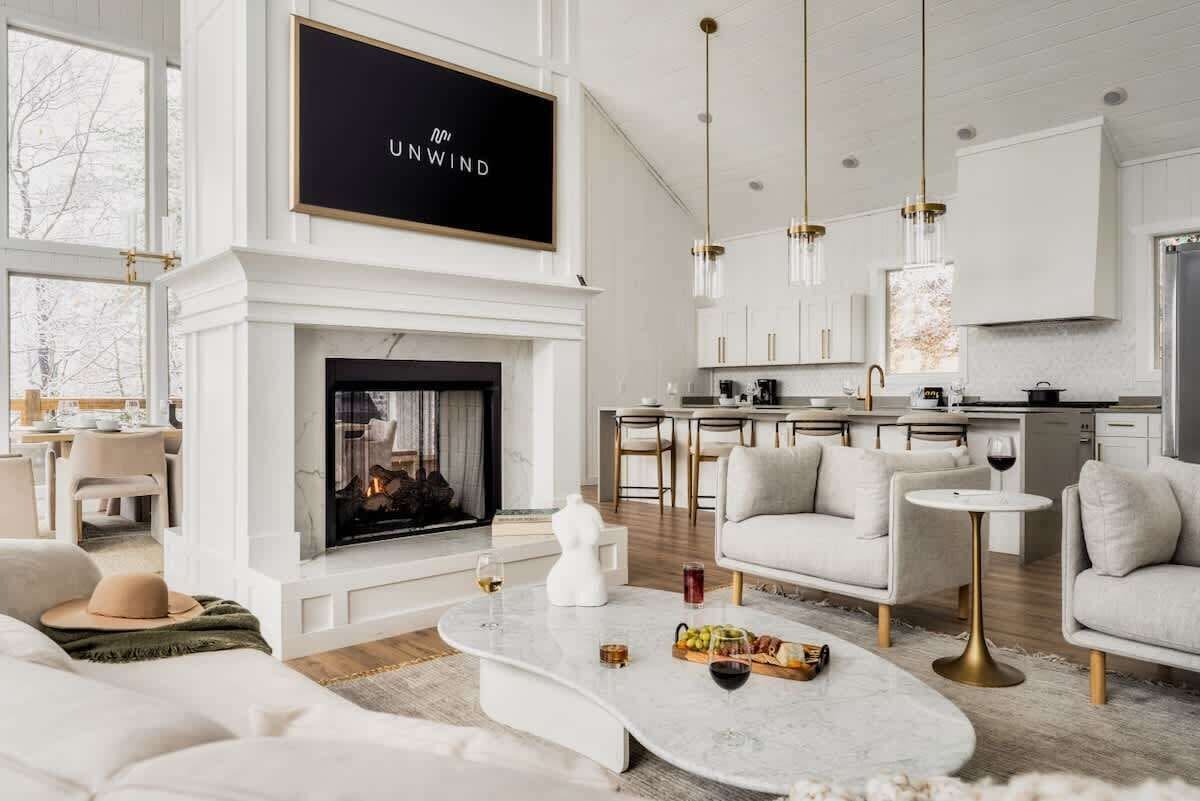 Tv, eldstad och kontor