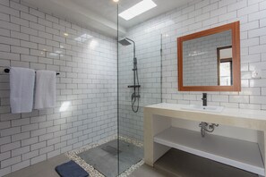 Deluxe-Doppelzimmer, Poolblick | Badezimmer