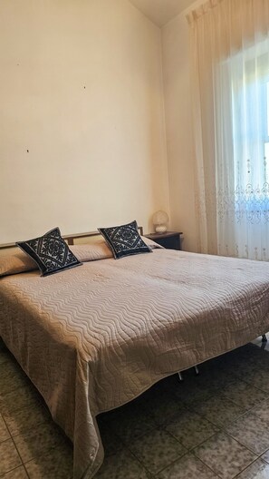 2 bedrooms, bed sheets