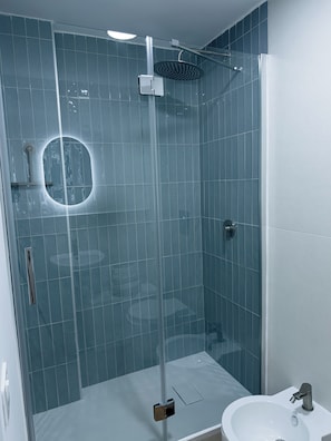 Chambre double, balcon, vue sur la ville | Salle de bain | Douche, articles de toilette (gratuits), séchoir à cheveux