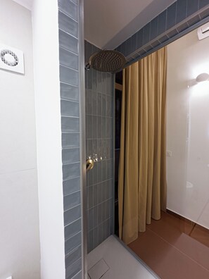 Chambre double, balcon, vue sur la cour intérieure | Salle de bain | Douche, articles de toilette (gratuits), séchoir à cheveux