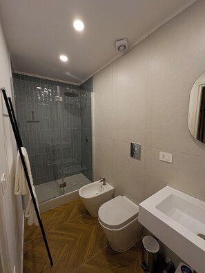 Chambre double, 1 grand lit, balcon, vue sur la ville | Salle de bain | Douche, articles de toilette (gratuits), séchoir à cheveux