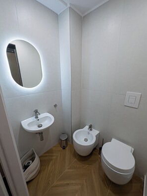 Double Room, Balcony, Courtyard View | Bathroom | Shower, free toiletries, hair dryer, towels - Mimì Neapolitan Stay (Naples)