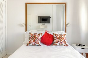 Iron/ironing board, free WiFi, bed sheets