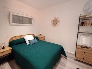 2 bedrooms, iron/ironing board, WiFi - Air-conditioned apartment 2 steps from the beach.  Covered parking space (Canet-en-Roussillon)