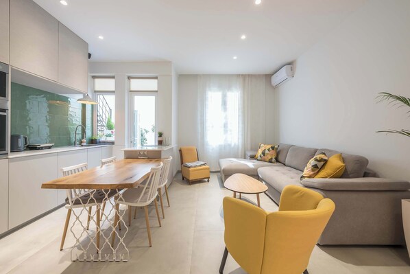 Eine moderne Wohnung mit Küche, Essbereich und Wohnzimmer.