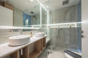 Shower, hair dryer, towels, shampoo